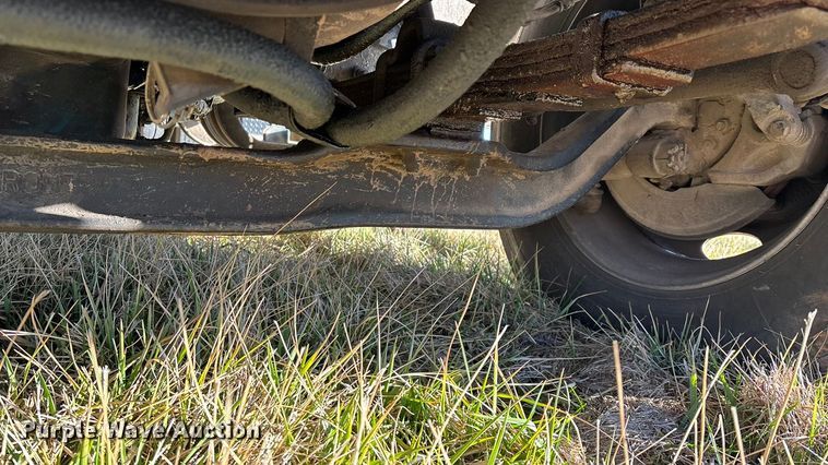 image for item FG0093 2001 International 4700 flatbed truck