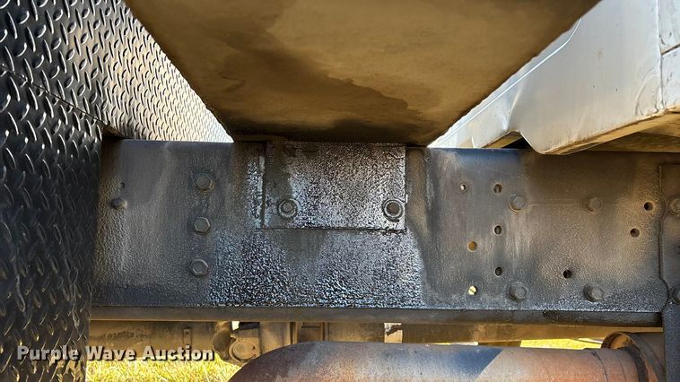 image for item FG0093 2001 International 4700 flatbed truck