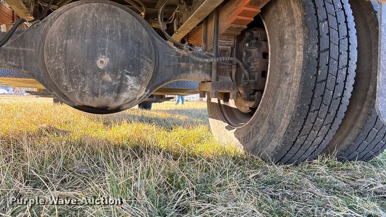 image for item FG0093 2001 International 4700 flatbed truck