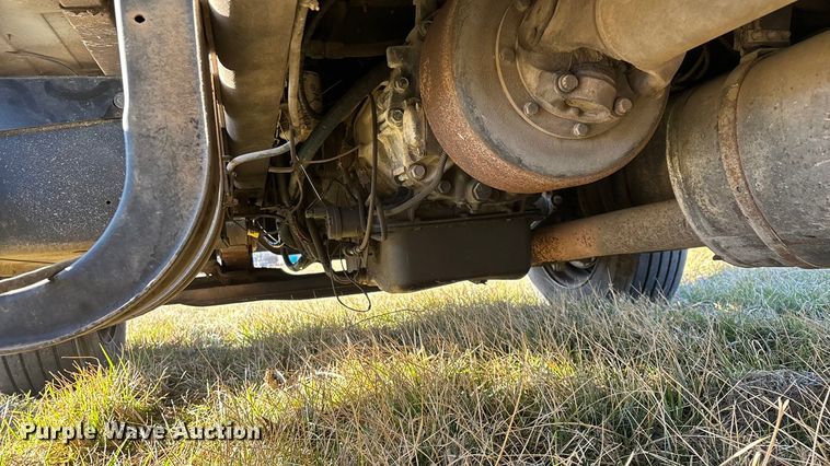 image for item FG0093 2001 International 4700 flatbed truck