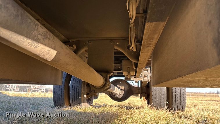 image for item FG0093 2001 International 4700 flatbed truck