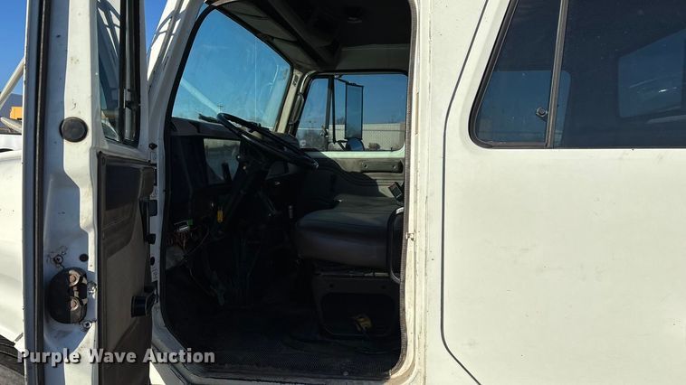 image for item FG0093 2001 International 4700 flatbed truck