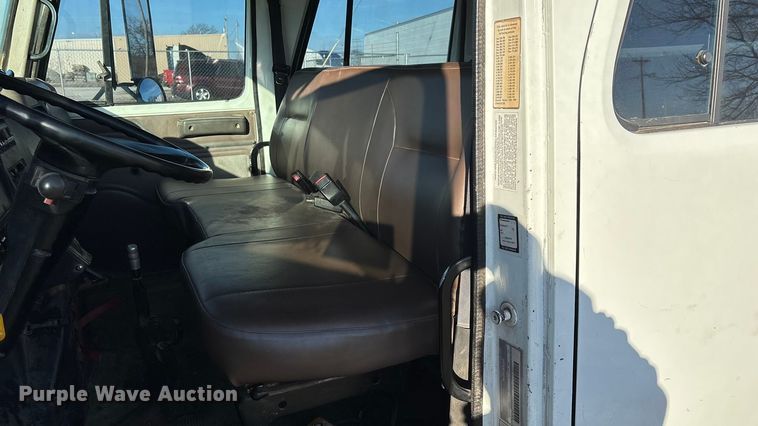 image for item FG0093 2001 International 4700 flatbed truck