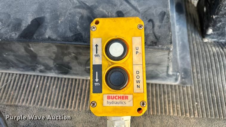 image for item FG0093 2001 International 4700 flatbed truck