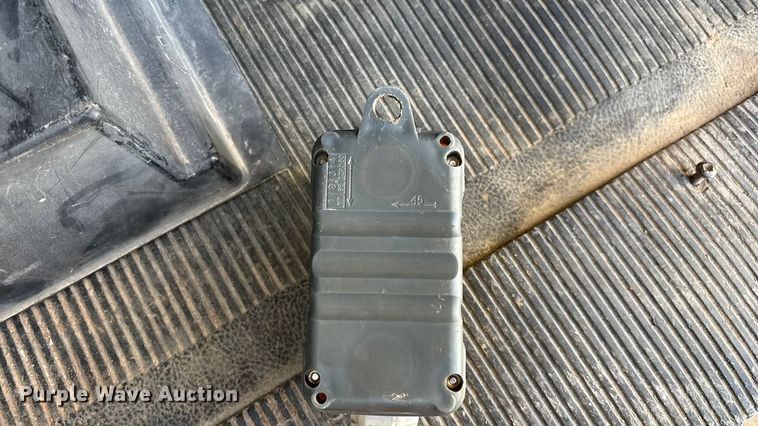 image for item FG0093 2001 International 4700 flatbed truck