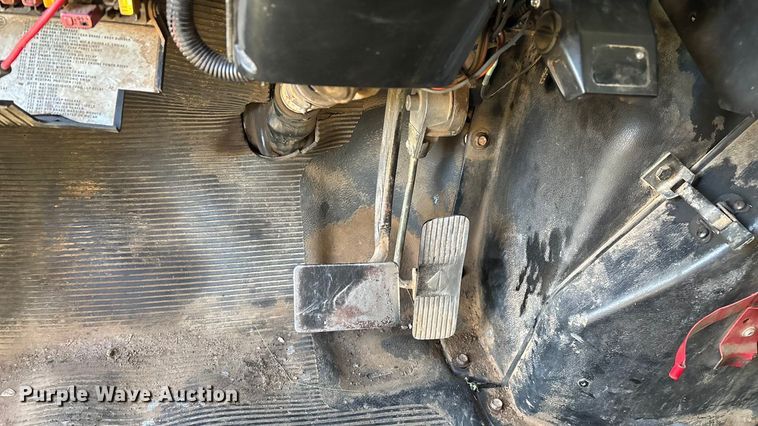 image for item FG0093 2001 International 4700 flatbed truck