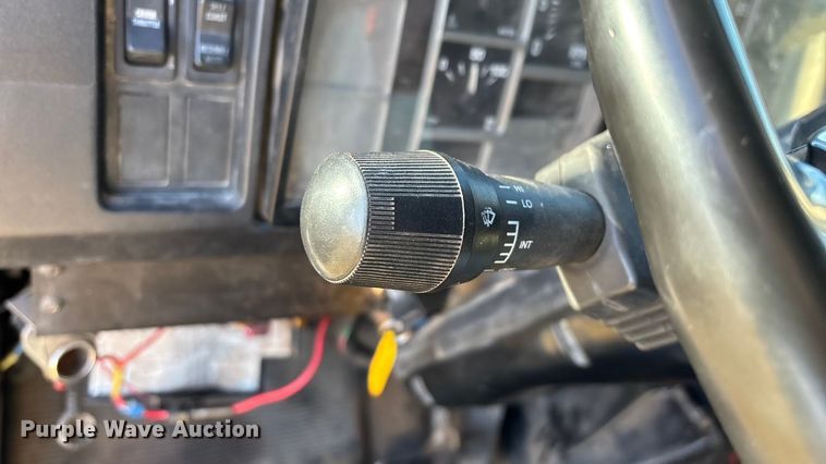 image for item FG0093 2001 International 4700 flatbed truck