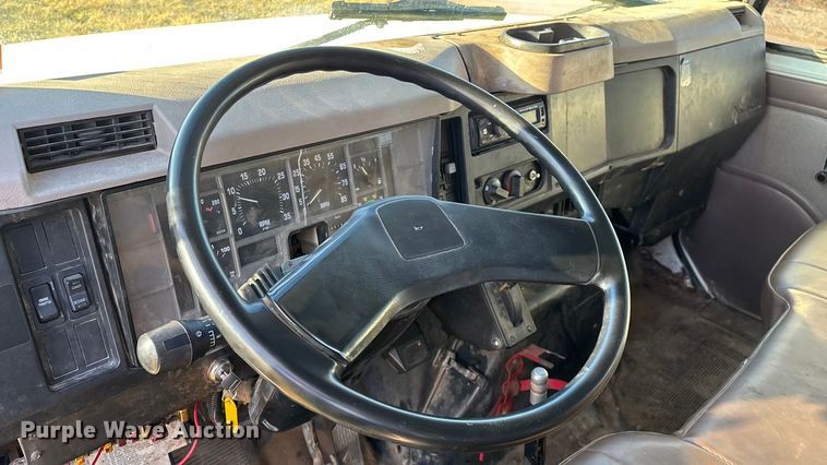 image for item FG0093 2001 International 4700 flatbed truck