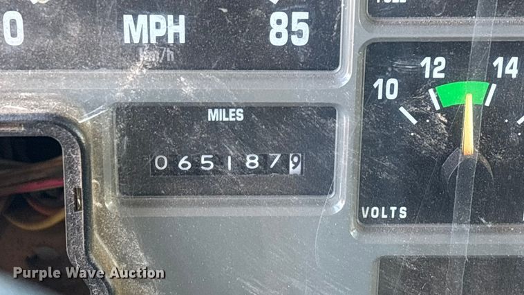 image for item FG0093 2001 International 4700 flatbed truck