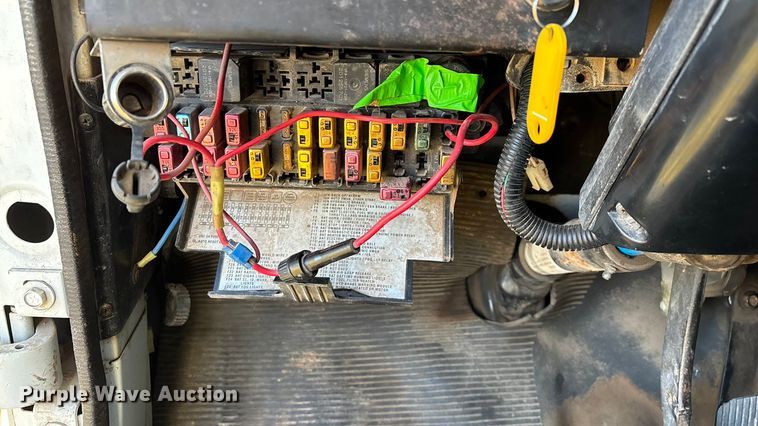 image for item FG0093 2001 International 4700 flatbed truck