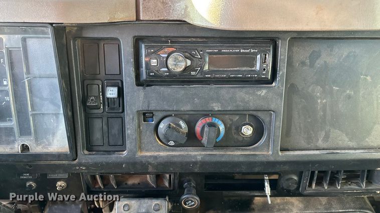 image for item FG0093 2001 International 4700 flatbed truck