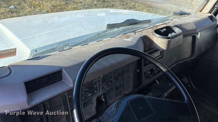 image for item FG0093 2001 International 4700 flatbed truck