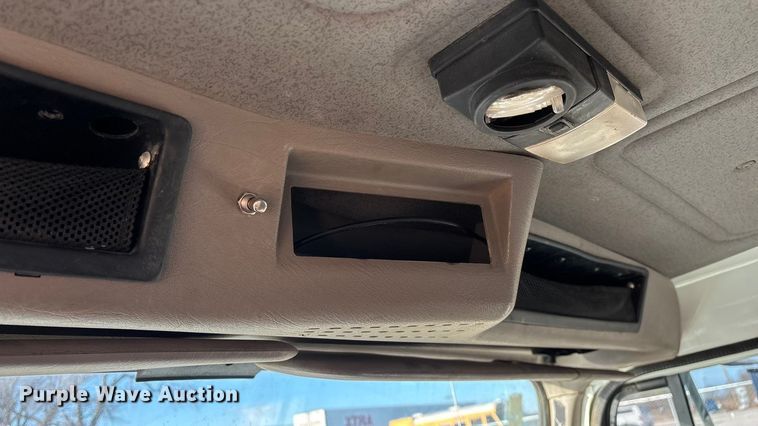 image for item FG0093 2001 International 4700 flatbed truck