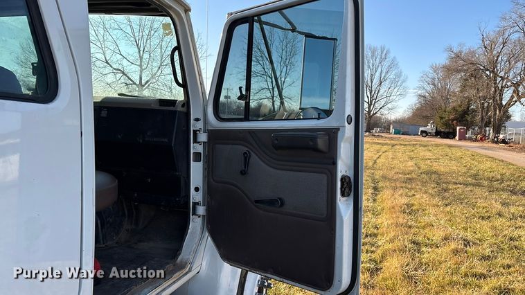 image for item FG0093 2001 International 4700 flatbed truck