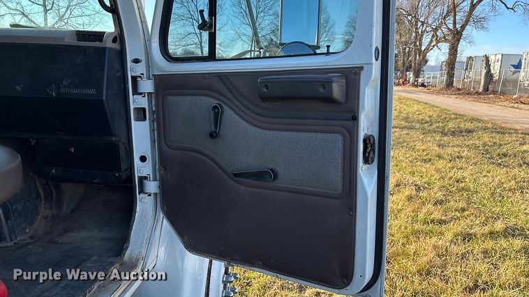 image for item FG0093 2001 International 4700 flatbed truck