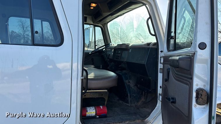 image for item FG0093 2001 International 4700 flatbed truck