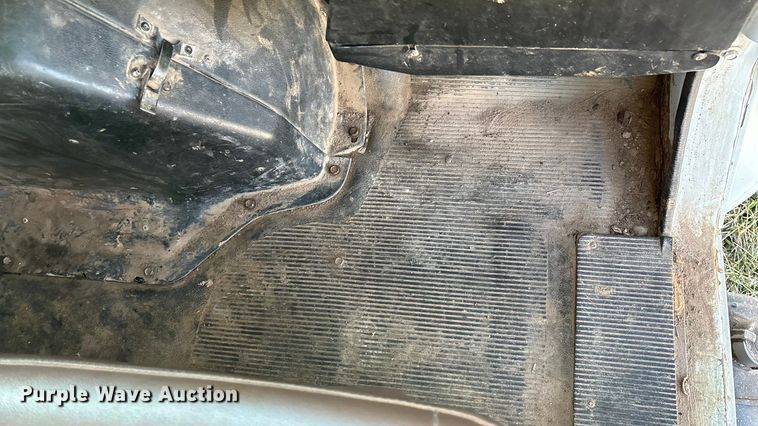 image for item FG0093 2001 International 4700 flatbed truck