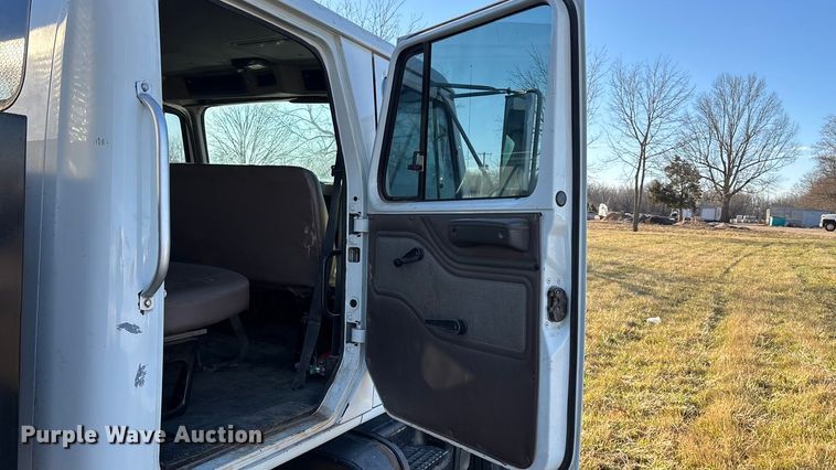 image for item FG0093 2001 International 4700 flatbed truck