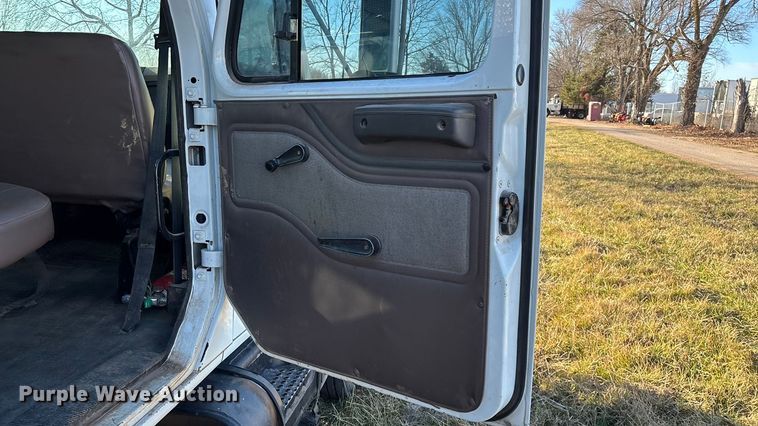 image for item FG0093 2001 International 4700 flatbed truck