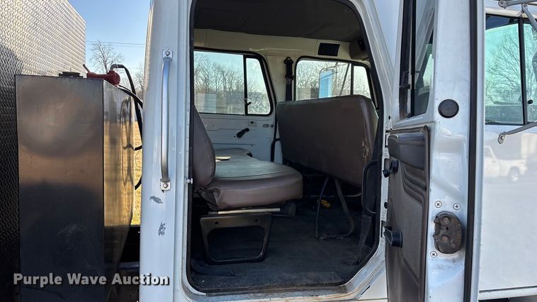 image for item FG0093 2001 International 4700 flatbed truck