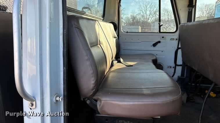 image for item FG0093 2001 International 4700 flatbed truck