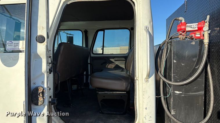 image for item FG0093 2001 International 4700 flatbed truck