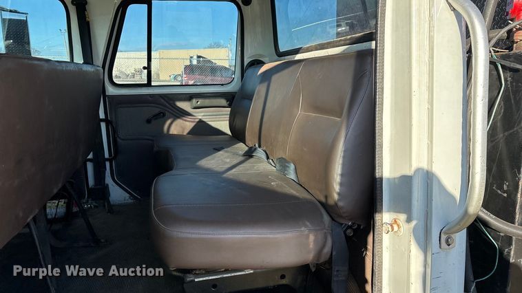 image for item FG0093 2001 International 4700 flatbed truck