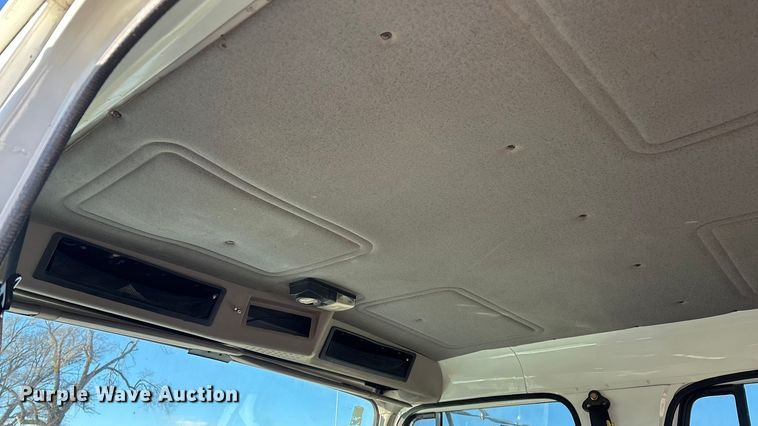 image for item FG0093 2001 International 4700 flatbed truck