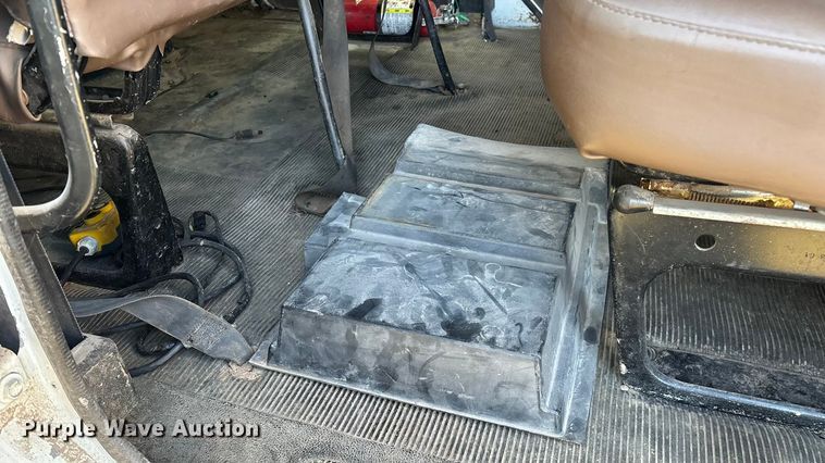 image for item FG0093 2001 International 4700 flatbed truck