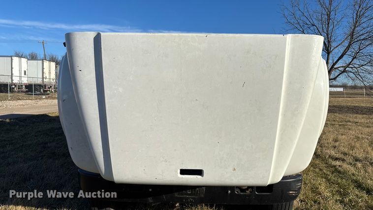 image for item FG0093 2001 International 4700 flatbed truck