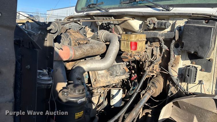 image for item FG0093 2001 International 4700 flatbed truck