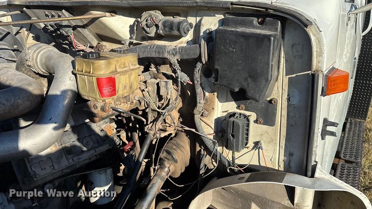 image for item FG0093 2001 International 4700 flatbed truck