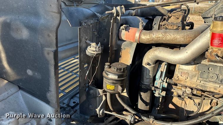 image for item FG0093 2001 International 4700 flatbed truck