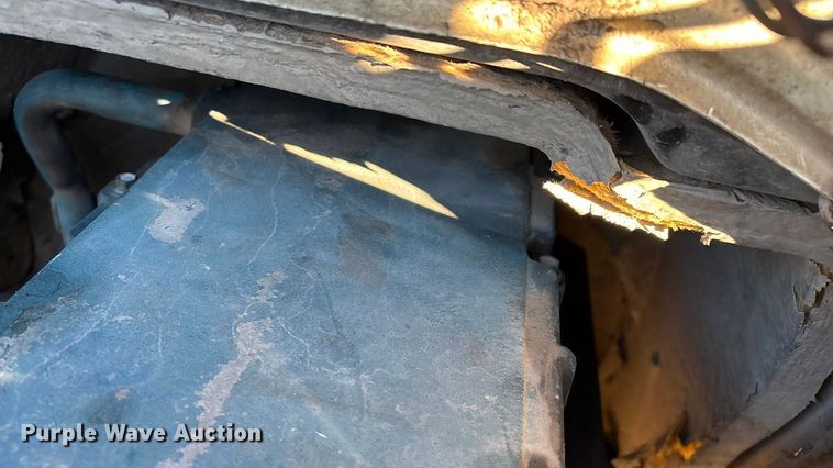 image for item FG0093 2001 International 4700 flatbed truck