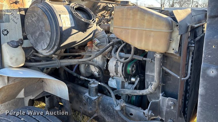 image for item FG0093 2001 International 4700 flatbed truck