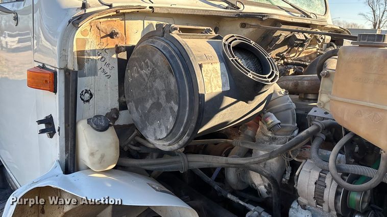 image for item FG0093 2001 International 4700 flatbed truck