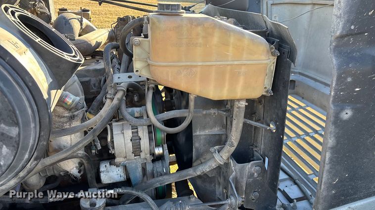 image for item FG0093 2001 International 4700 flatbed truck