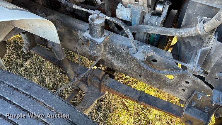 image for item FG0093 2001 International 4700 flatbed truck