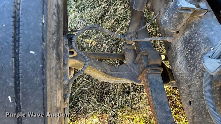 image for item FG0093 2001 International 4700 flatbed truck