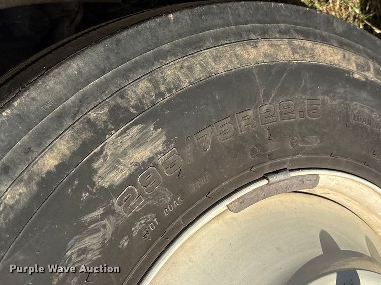 image for item FG0093 2001 International 4700 flatbed truck