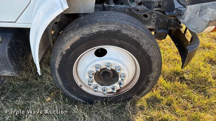 image for item FG0093 2001 International 4700 flatbed truck