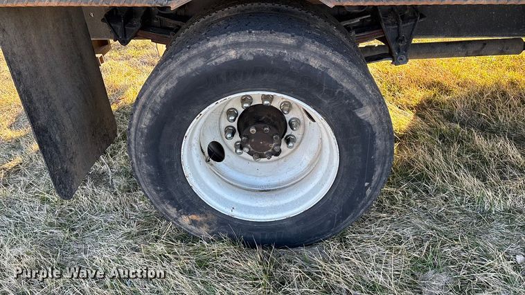 image for item FG0093 2001 International 4700 flatbed truck