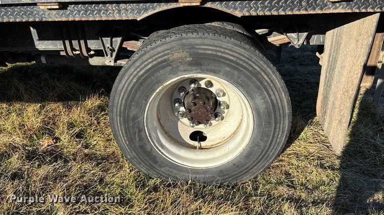 image for item FG0093 2001 International 4700 flatbed truck