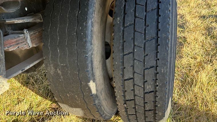 image for item FG0093 2001 International 4700 flatbed truck