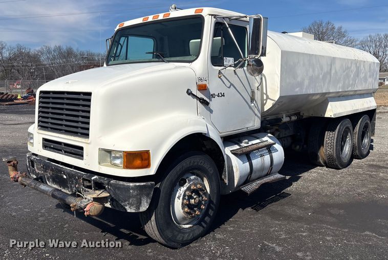 image for item FI0144 1995 International 8100 water truck