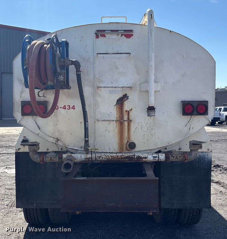 image for item FI0144 1995 International 8100 water truck