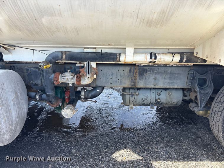 image for item FI0144 1995 International 8100 water truck