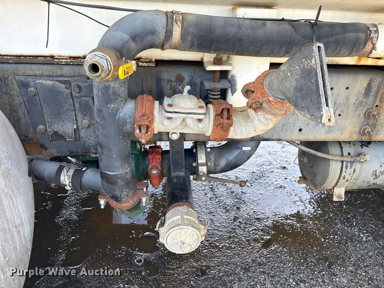 image for item FI0144 1995 International 8100 water truck