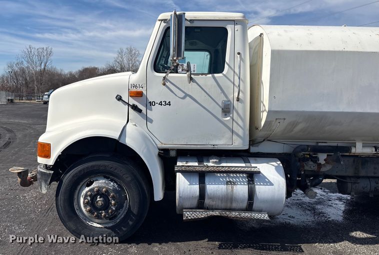 image for item FI0144 1995 International 8100 water truck