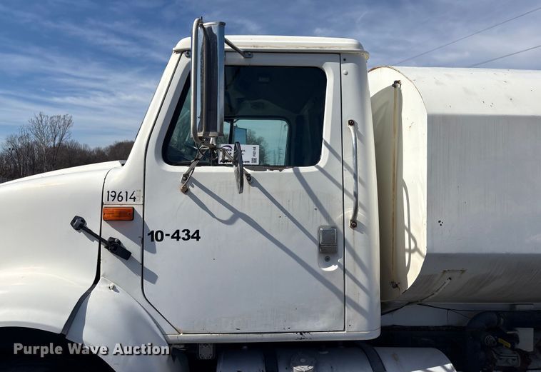 image for item FI0144 1995 International 8100 water truck